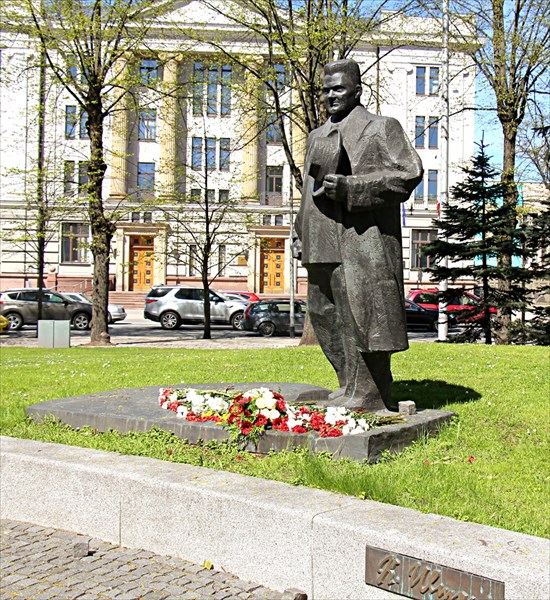 239-Памятник Карлису Улманису